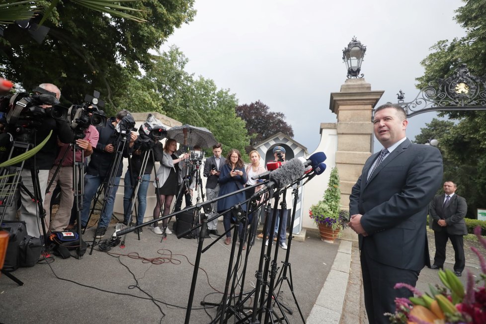 Předseda ČSSD Jan Hamáček novinářům uvedl, že Zeman je připraven přijmout demisi Antonína Staňka. Klíče od resortu ministerstva kultury ale Šmardovi stále nepřislíbil.