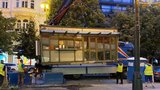 Květinový stánek naložili a odvezli z Národní třídy. Majitel žaluje město a chce odškodnění. Magistrát: Stál tu nelegálně!