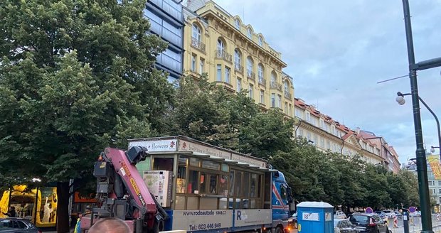 Z Národní třídy byl v minulém týdnu odstraněn stánek s květinami. Podle magistrátu na místě stál více než rok nelegálně