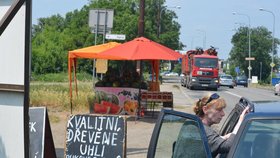 Cesty na některých místech lemují stánky prodejců ovoce a zeleniny