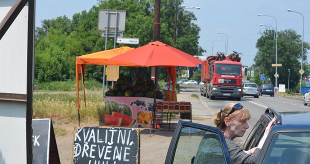 Ovoce a zelenina od silnice: Stánkaři čachrují s cenami. Co si ohlídat?