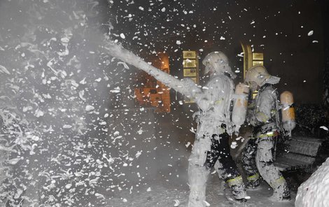 Hasiči likvidují požár stánku v centru Prahy, v němž explodovala plynová láhev.