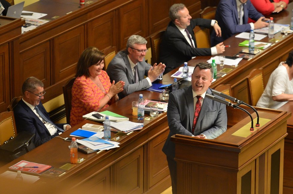 Část ministrů se při projevu ministra kultury, který podal na konci května rezignaci, dobře bavila. (26. 6. 2019)