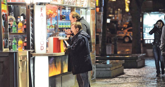 Stánek v dolní části náměstí se stal útočištěm i pro Romana Skamene