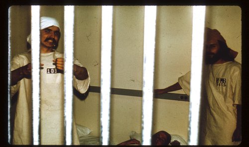 Mezi vězni propukla rebelie, někteří na protest drželi hladovku