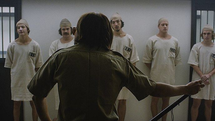 Z filmové adaptace Stanfordského experimentu (film The Stanford Prison Experiment z roku 2015).