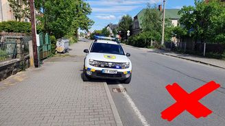 Přestupek stání na chodníku v místě, kde to není povoleno příslušnou dopravní značkou (např. IP 11g – parkoviště s částečným podélným stáním na chodníku) Přestupek stání na chodníku v místě, kde to není povoleno příslušnou dopravní značkou (např. IP 11g – parkoviště s částečným podélným stáním na chodníku)