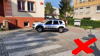 Přestupek stání na chodníku v místě, kde to není povoleno příslušnou dopravní značkou (např. IP 11g – parkoviště s částečným podélným stáním na chodníku) Přestupek stání na chodníku v místě, kde to není povoleno příslušnou dopravní značkou (např. IP 11g – parkoviště s částečným podélným stáním na chodníku)