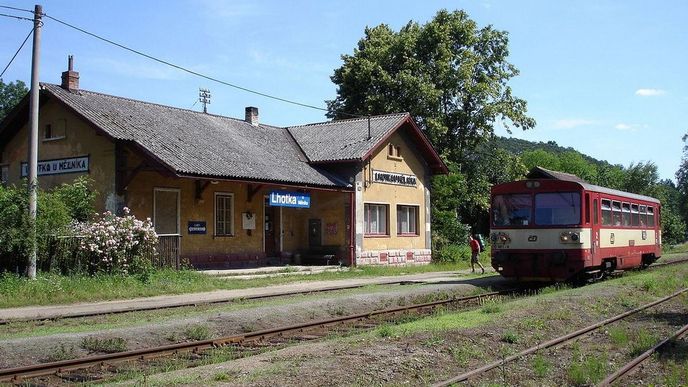 Stanice Lhotka u Mělníka na kokořínské dráze z Mělníka do Mladé Boleslavi