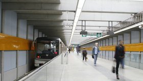 První cestující přijeli do stanice Depo Hostivař 26. května 2006.