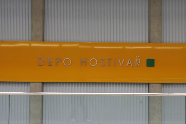 První cestující přijeli do stanice Depo Hostivař 26. května 2006.