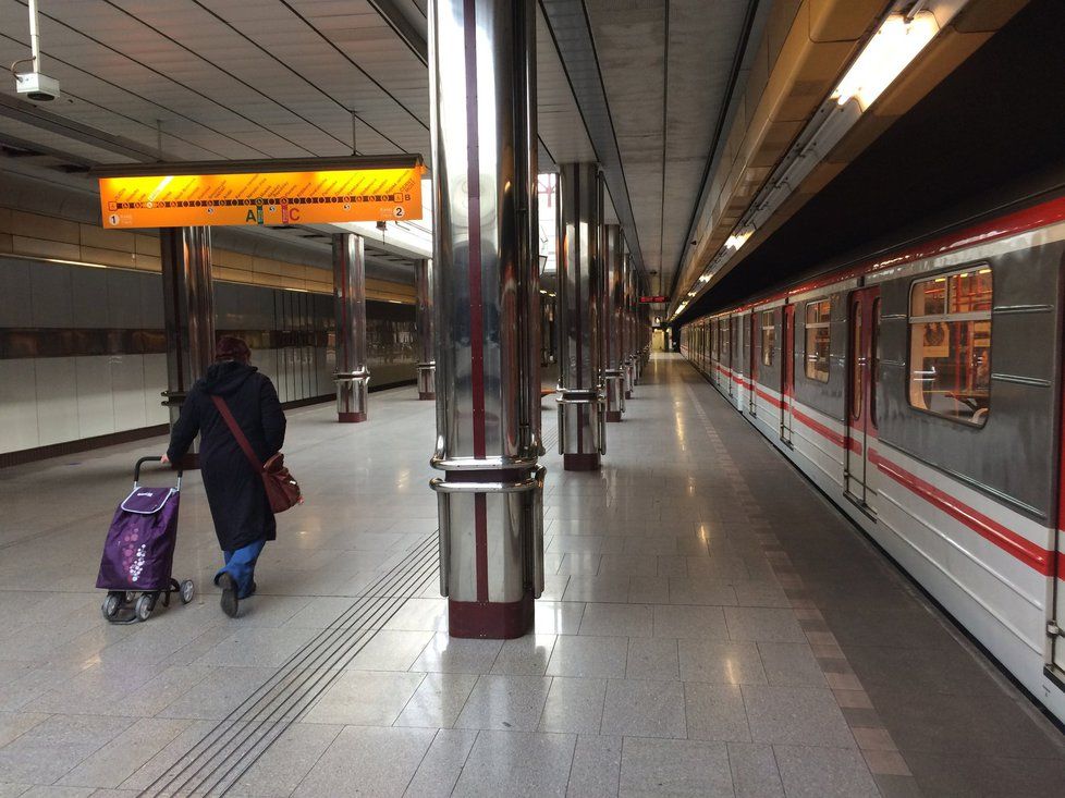 Stanice metra Lužiny funguje od roku 1994.