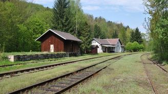 Na trať Mělník - Mšeno se po více než roce vracejí vlaky