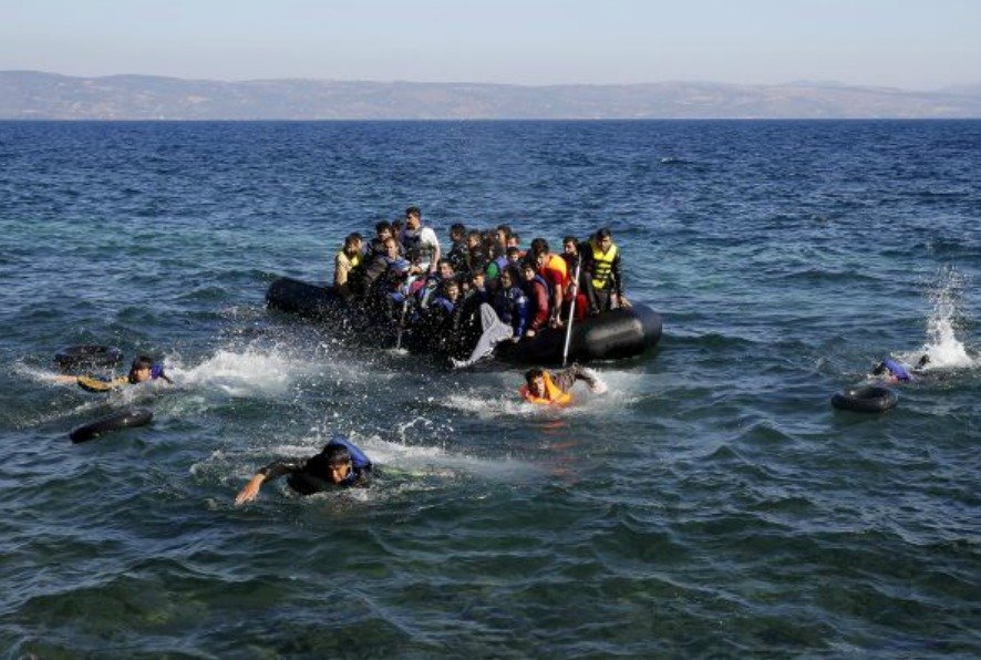 Migranti do Evropy připlouvají na člunech.