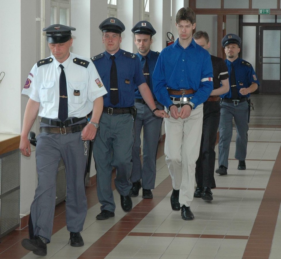 Milan Vejšický (v modrém tričku) dostal za vraždu a únos 23 let vězení.