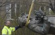 Radnice Prahy 6 odstranila sochu Koněva v pátek 3. dubna.