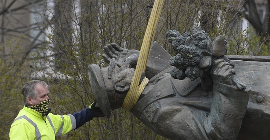 Zpětné zrcátko: Koněv jako památník normalizace. Kdyby šlo o oslavu konce války, stál by už v roce 1945