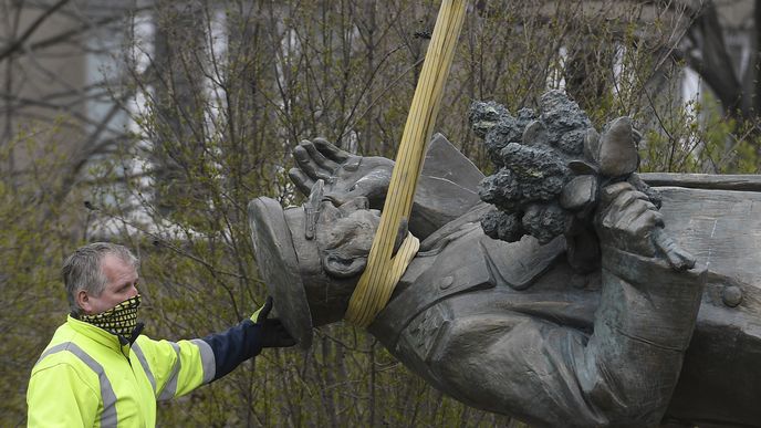 Radnice Prahy 6 odstranila sochu Koněva v pátek 3. dubna.