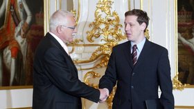Premiér Stanislav Gross předal 25. dubna na Pražském hradě prezidentu Václavu Klausovi demisi. Končí tak i celá dosavadní koaliční vláda ČSSD, KDU-ČSL a US-DEU.