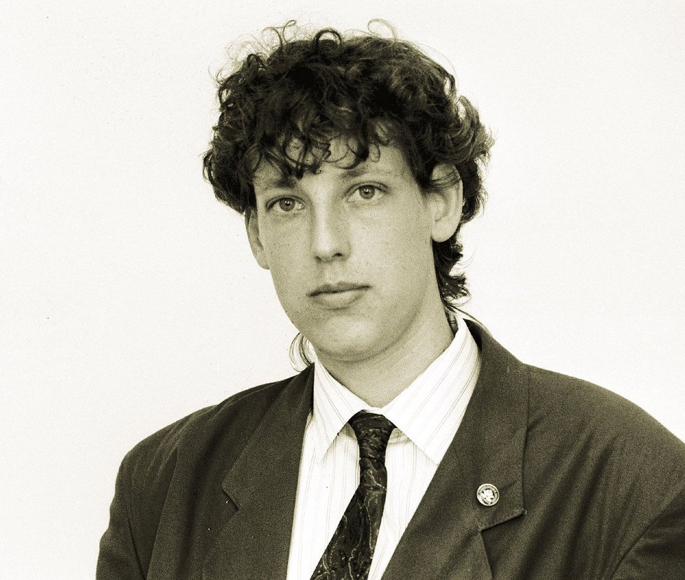 Stanislav Gross vstupuje do politiky. Roku 1992 byl zvolen do České národní rady.  Je mu 23 let.