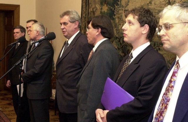 Gross se stává ministrem vnitra v Zemanově vláda v roce 2000.