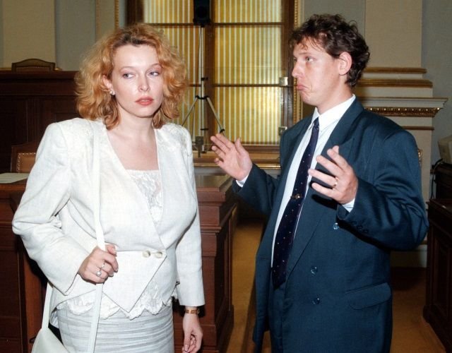 V roce 1999 jsou Stanislav Gross a Petra Buzková  podle agentur nejvíce oblíbenými poslanci. Grossova kariéra strmě stoupá.