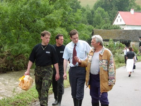 Povodně 2002: ministr vnitra Stanislav Gross dorazil na místa postižená povodněmi v maskáčích. Do paměti se lidem vryly jeho zlaté řetízky na krku. Sklidil za to první vážnější kritiku.