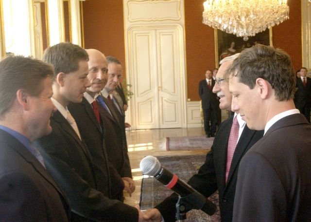 Prezident Václav Klaus jmenoval 4. srpna 2004 na Pražském hradě novou vládu premiéra Stanislava Grosse. Stal se nejmladším premiérem v historii Česka