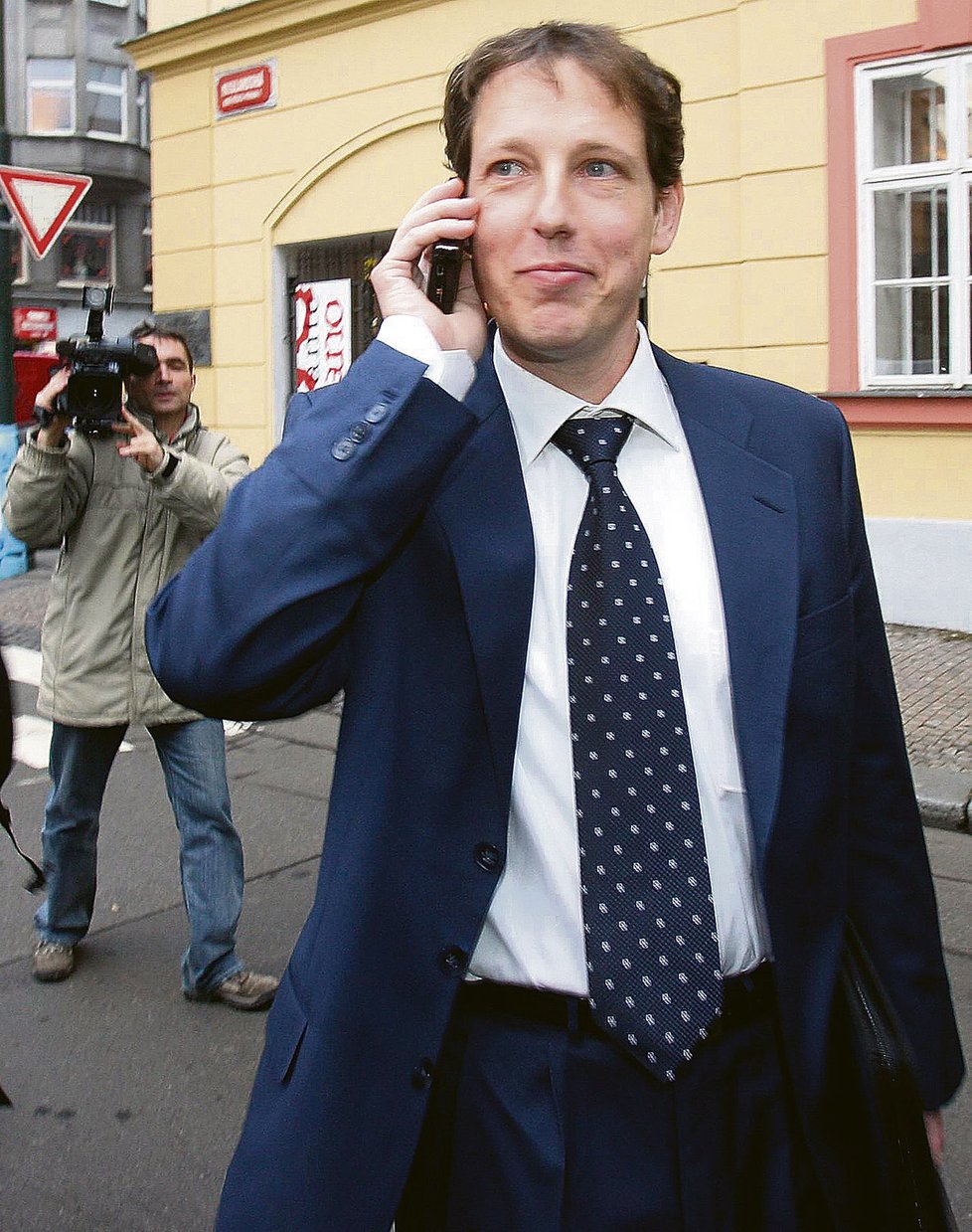 Gross patřil k podivným studentům Západočeské univerzity v Plzni. V březnu 2004 tu získal titul JUDr. Kvalita jeho diplomové práce byla opakovaně zpochybňována.