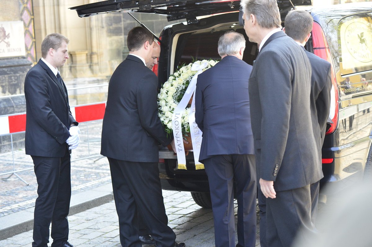Rakev s ostatky Stanislava Grosse nakládá pohřební služba k převozu do krematoria.
