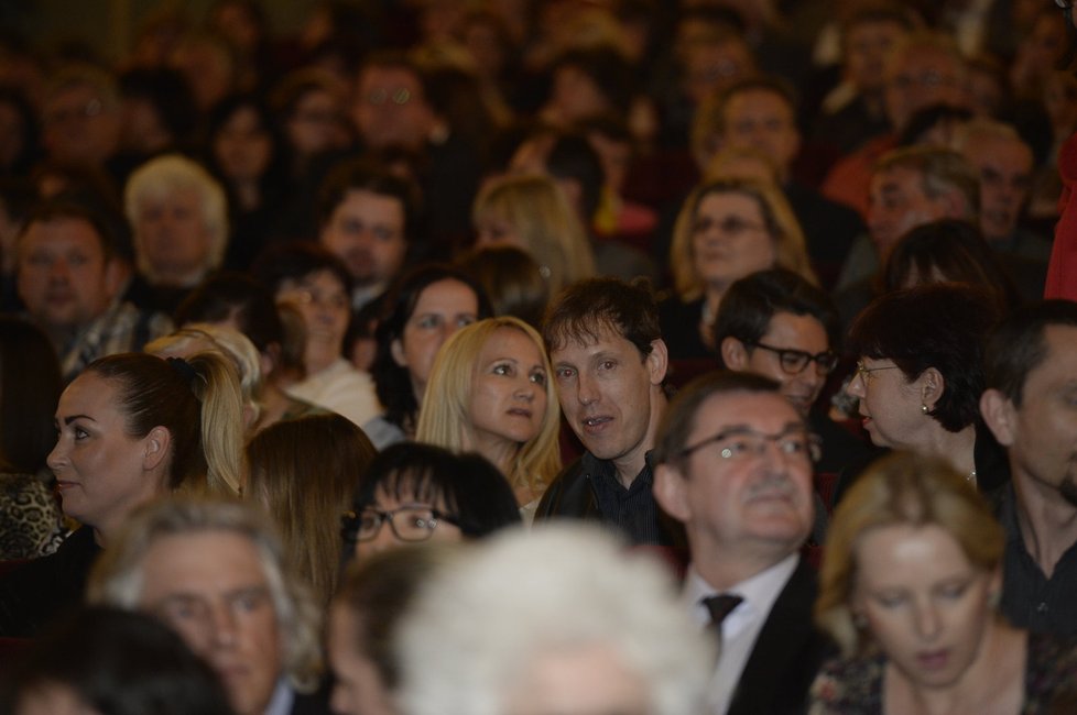 I v dubnu měl Gross problémy s chůzí, avšak do divadla došel po svých. Teď už by to podle informací Blesku nezvládl.