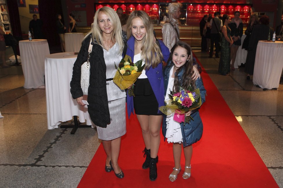 Manželka Stanislava Grosse se svými dcerami, které hrají v muzikálu Marie Antoinetta.