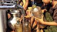 Obstarávání vody mají v táborech na starosti především děti