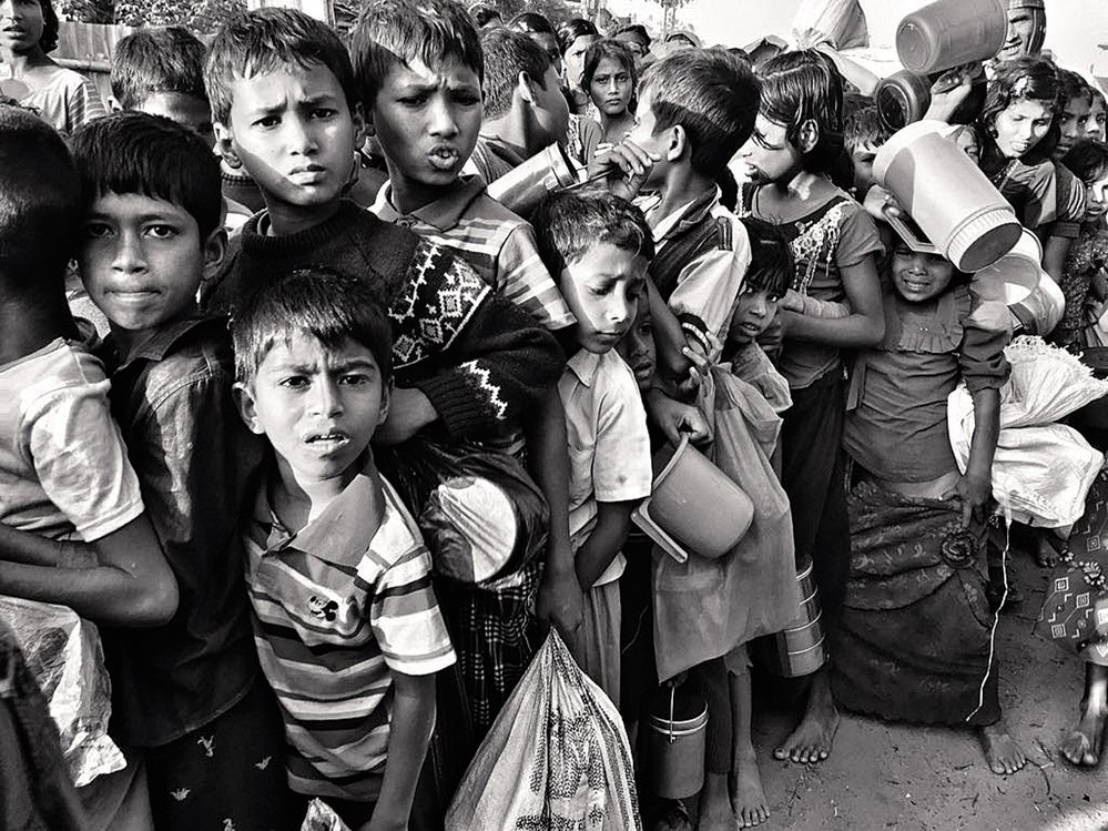 Bangladéš je velmi barevná země. Nicméně černobílé vyobrazení dodává dětské frontě na výdej jídla působivě dramatický ráz.