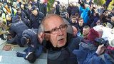 Levicoví aktivisté se kvůli Křečkovi poprali s policií. Šabatová při odchodu plakala