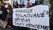 Aktivisté se chystají zabránit Křečkovi vstoupit do úřadu. Zkratovali plošinu pro bezbariérový vstup