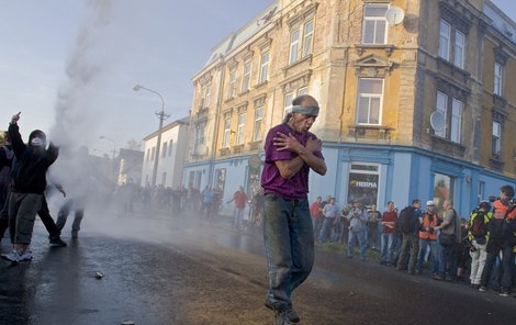 Boje ve Varnsdorfu - Autor: Stanislav Krupař. Absolutním vítězem se stala fotografie zachycující zářijové nepokoje v severočeském Varnsdorfu. Proti davu, který směřoval k romským ubytovnám, nakonec policie použila vodní dělo. Fotograf časopisu Reflex za své dílo získal 120 tisíc korun.