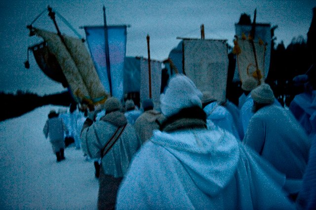 Slavnostní průvod věřících, procesí lidí jdoucích za Vissarionem, sibiřským Ježíšem. Někde mezi Čeremšankou a Žarovskem. Krasnodarský kraj, Rusko