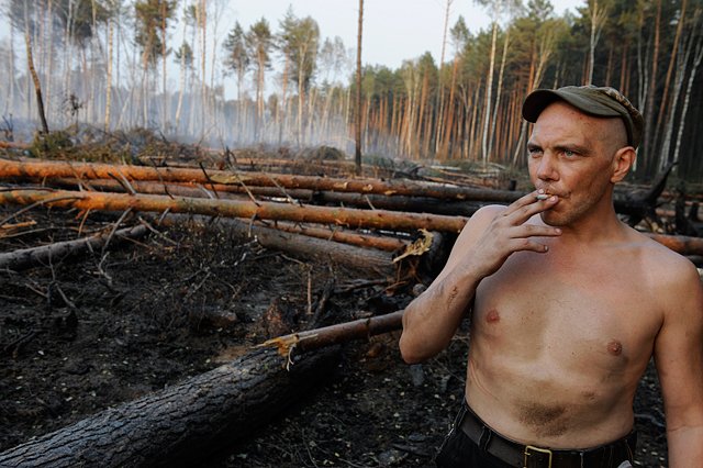 Dobrovolníci bojují s ohněm kolem Černého jezera, Rjazaňská oblast, Rusko.
