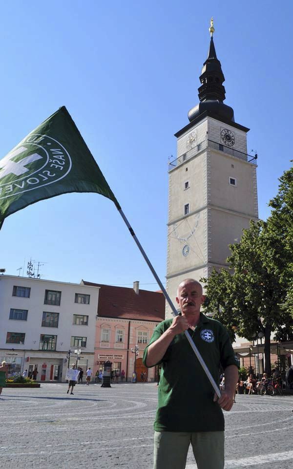 Slovenskému poslanci Mizíkovi hrozí stíhání za šíření extremismu.