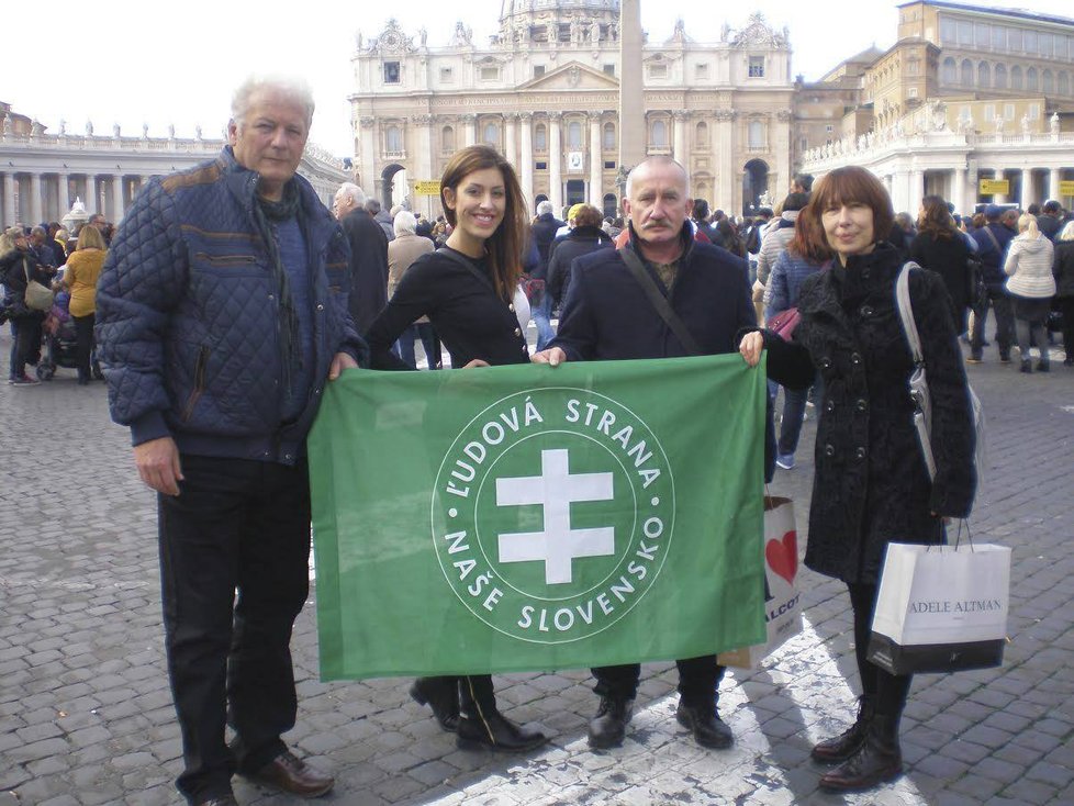 Vystoupení slovenského prezidenta Andreje Kisky, který ve středu předstoupil před poslance se zprávou o stavu republiky, narušili poslanci krajně pravicové strany Kotleba-Lidová strana Naše Slovensko