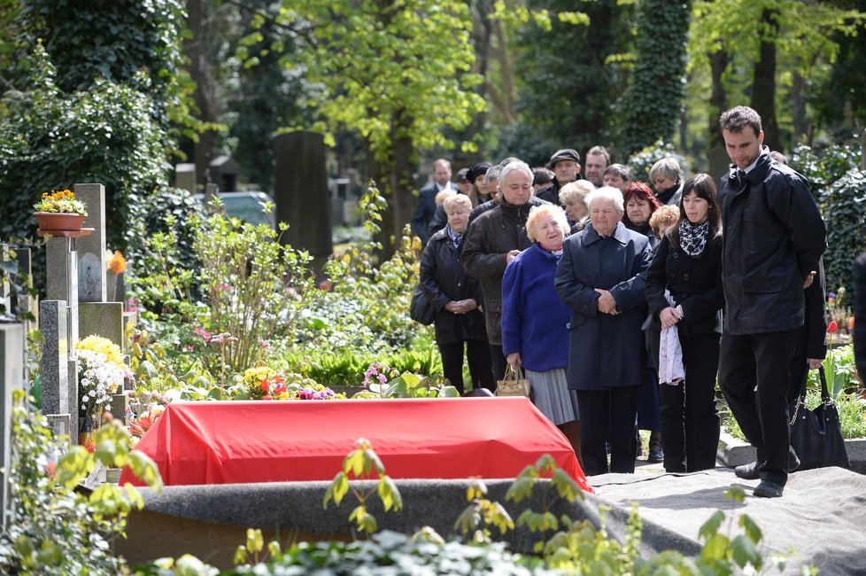 Rakev s ostatky Stanislava Procházky byla uložena do rodinné hrobky.