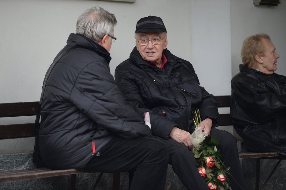 Josef Zíma se zdravil s ostatními pozůstalými.