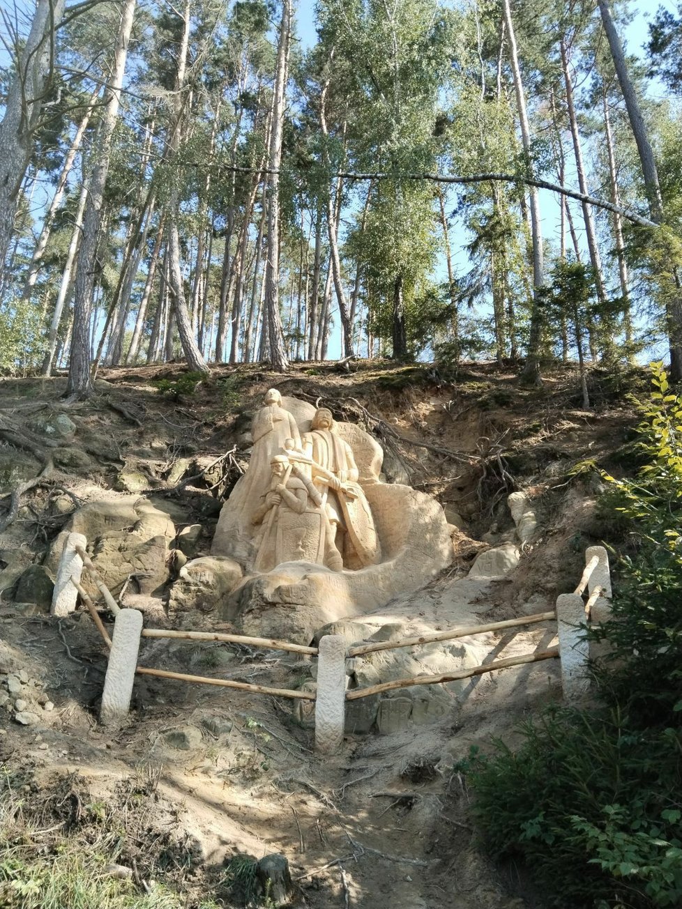 Takto vypadá nyní husitské sousoší Žižky, Husa a Roháče z Dubé u Bořitova po očistné kúře kameníků.