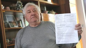 Stanislav Veselský (77) z Hodonína ukazuje zamítnutý návrh na lázně. Podle zdravotní pojišťovny totiž váží o 3,1 kilo víc, než by měl.