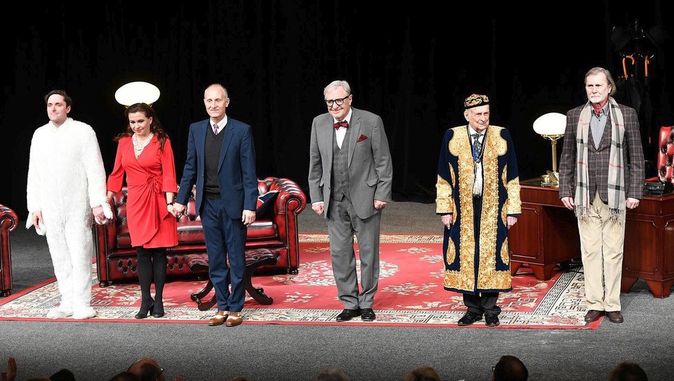 Děkovačka představení Jistě, pane premiéře: Karel Heřmánek ml., Dana Morávková, Josef Carda, Karel Heřmánek, Stanislav Zindulka a Petr Pospíchal