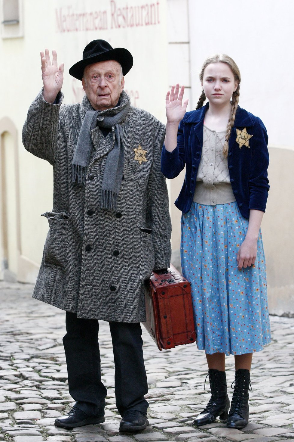 Stanislav Zindulka s „vnučkou“ jsou ve videoklipu posláni do koncentračního tábora.