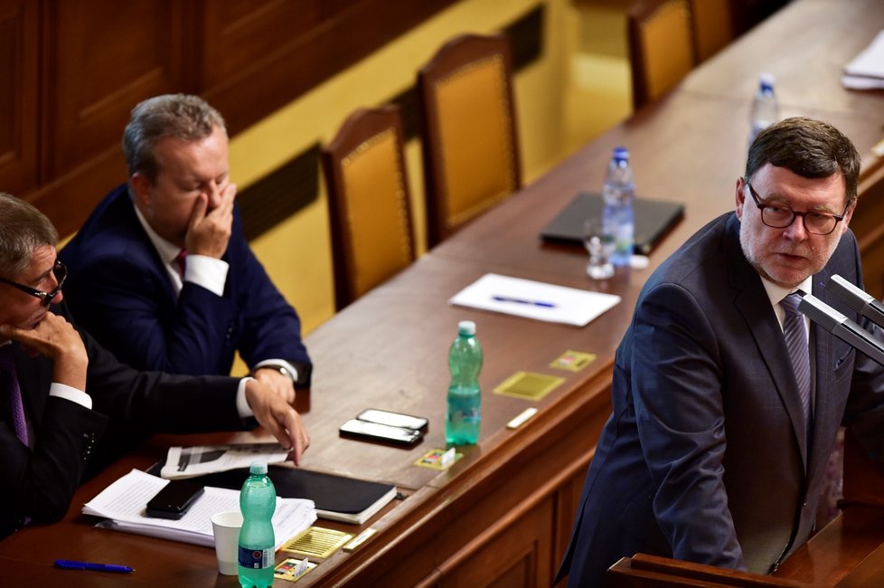 Předseda poslaneckého klubu ODS Zbyněk Stanjura podpořil svými argumenty Miloše Vystrčila, který obhajuje návrh na úpravu důchodů za Senát.