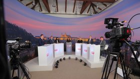 Předvolební debata Blesku o daních a mzdách (16. 9. 2021): Zleva Zbyněk Stajura (ODS), Petr Letocha (STAN), Mikuláš Ferjenčík (Piráti), Vera Renovica, Alena Schillerová (za ANO), Roman Onderka (ČSSD), Jiří Dolejš (KSČM)