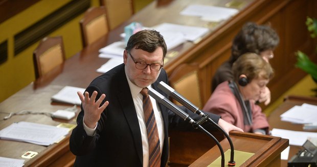 Tristní pohled do Sněmovny: Poslanci nevyřešili vyšší daně, šéf klubu ODS mluvil 2,5 hodiny